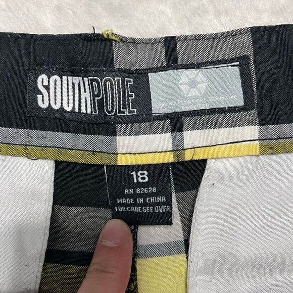 Southpole Size 18 / 30 Long Plaid Shorts Black Yellow 12" Inseam Golf Casual Chi - Picture 2 of 6